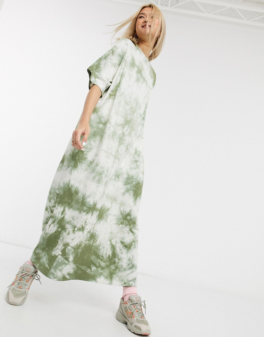 Damson Madder – Lång batikfärgad t-shirtklänning i ekologisk polyester- och bomullsblandning med avslappnad passform-Flerfärgad