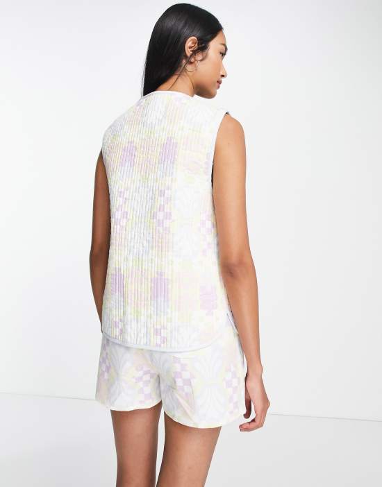 https://images.asos-media.com/products/damson-madder-vase-print-quilted-vest-in-multi/202274032-2?$n_550w$&wid=550&fit=constrain