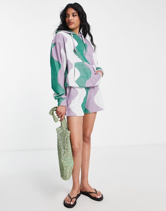 https://images.asos-media.com/products/damson-madder-wave-print-towelling-hoodie-in-green-part-of-a-set/202270431-4?$n_550w$&wid=550&fit=constrain