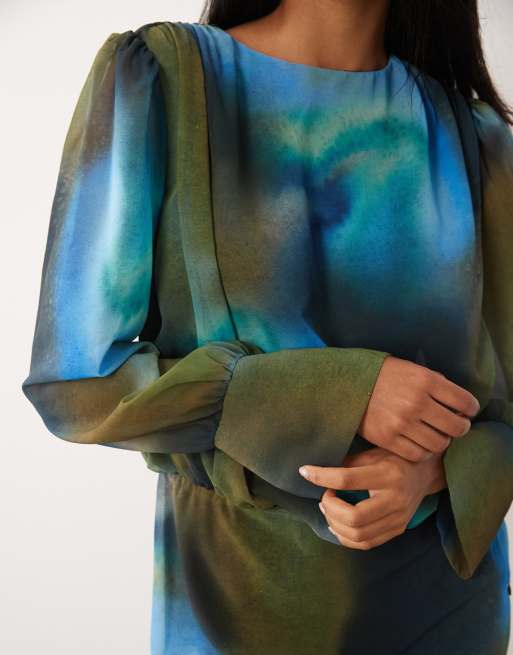 Daska – Chiffon-Maxikleid mit Drapierung, Blouson-Taille und verschwommenem Muster in Blau und Olivgrün, 3 von 4