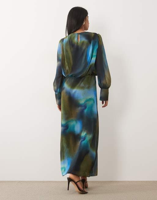 Daska – Chiffon-Maxikleid mit Drapierung, Blouson-Taille und verschwommenem Muster in Blau und Olivgrün, 4 von 4