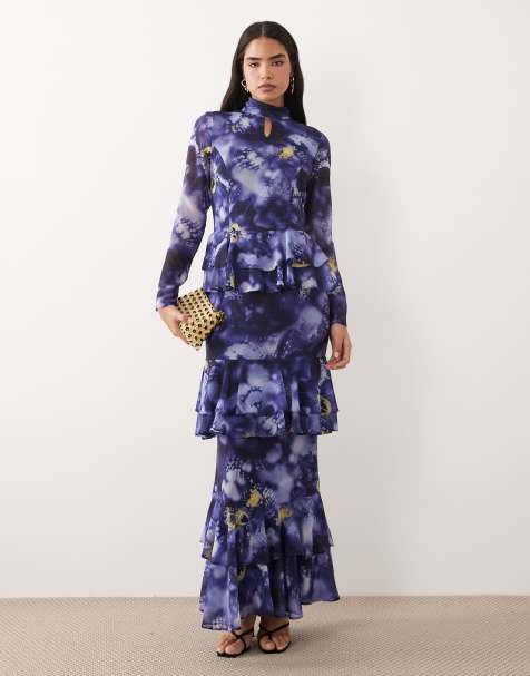 Daska – Hochgeschlossenes, gestuftes Maxikleid aus lila Chiffon mit abstraktem Muster, Rüschen und Schlüsselloch-Ausschnitt - view 1