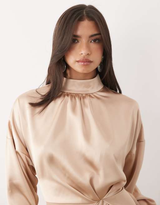 Daska – Hochgeschlossenes, langärmliges Maxikleid aus Satin in Gold mit Knotendetail, 3 von 4