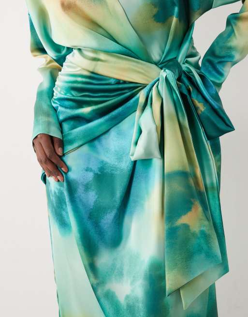 Daska – Hochgeschlossenes, langärmliges Maxikleid aus Satin mit verschwommenem Muster in Grün, 4 von 4