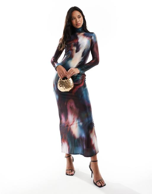 Daska – Hochgeschlossenes Maxikleid aus Satin mit Wirbelmuster auf dunklem Untergrund