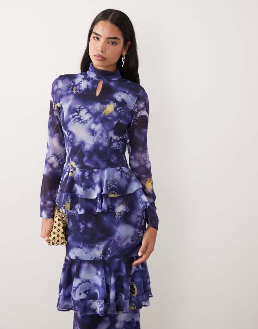 Daska - Hoogsluitende maxi jurk van chiffon met uitsnijding, gelaagde ruches en abstracte print in paars, 4 van 4
