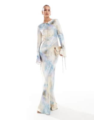 Daska – Langärmliges Maxikleid mit Bindeband und sanftem Print