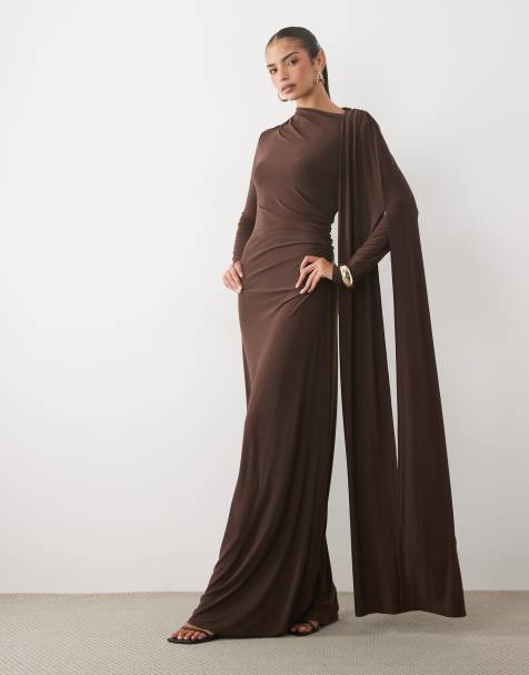 Daska maxikjole med one shoulder og kappe i chokolade - view 1