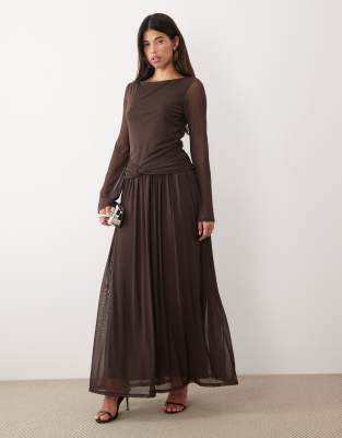 Daska - Maxikleid aus Netzstoff in Schokobraun mit tiefer Taille und verdrehtem Detail-Brown