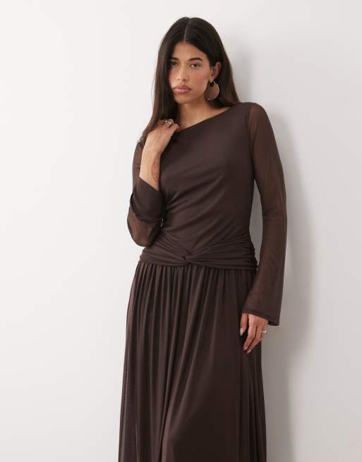 Daska – Maxikleid aus Netzstoff in Schokobraun mit tiefer Taille und verdrehtem Detail, 2 von 4