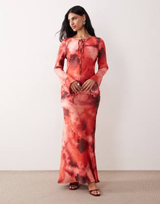 Daska - Maxikleid aus Satin in Rot mit verschwommenem Print und Bindedetail-Bunt