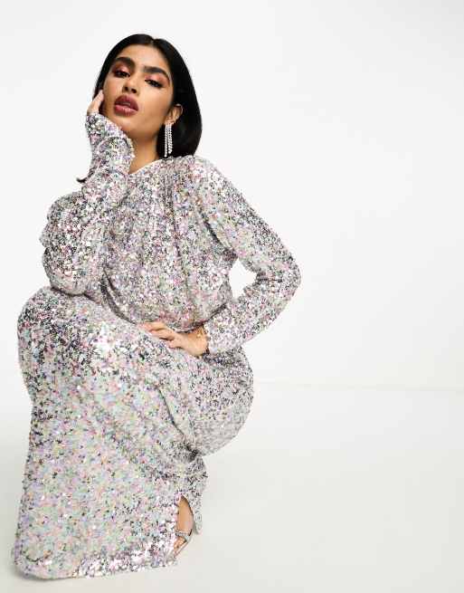Daska – Maxikleid in Silber mit Verzierung und Wasserfallkragen 