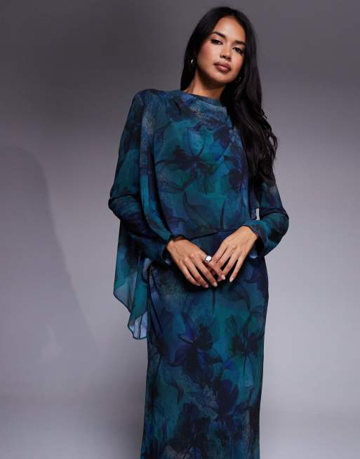 Daska – Maxikleid in Tiefblau mit abstraktem Print, Rüschen und Cape, 3 von 4