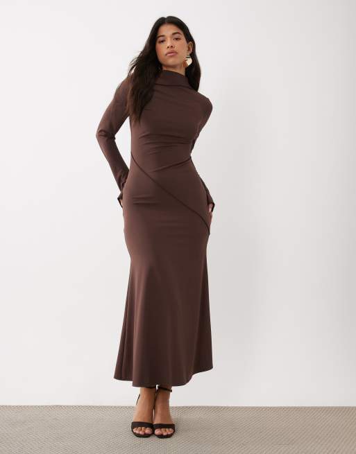 Daska Maxikleid mit hohem Kragen und asymmetrischer Nahtdetail in Schokobraun, 2 von 4