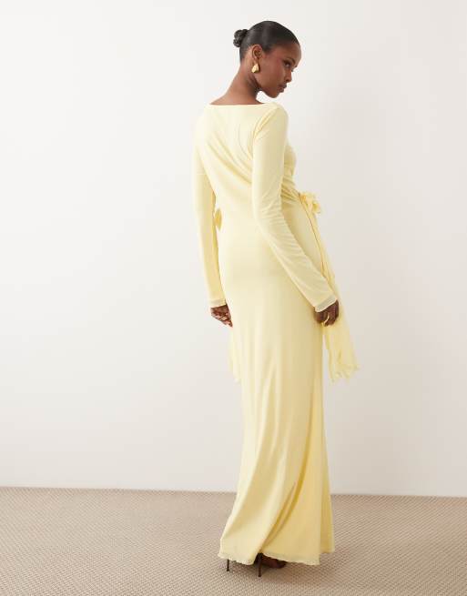 Daska – Netzstoff-Maxikleid in Zitronengelb mit drapiertem U-Boot-Ausschnitt, Ansteckblume und Drapierung, 4 von 4