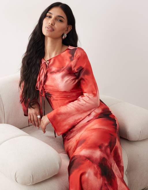 Daska - Satijnen maxi jurk met strikdetail in rode vervaagde print, 2 van 4