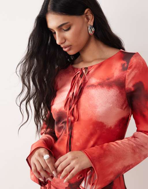 Daska - Satijnen maxi jurk met strikdetail in rode vervaagde print, 3 van 4