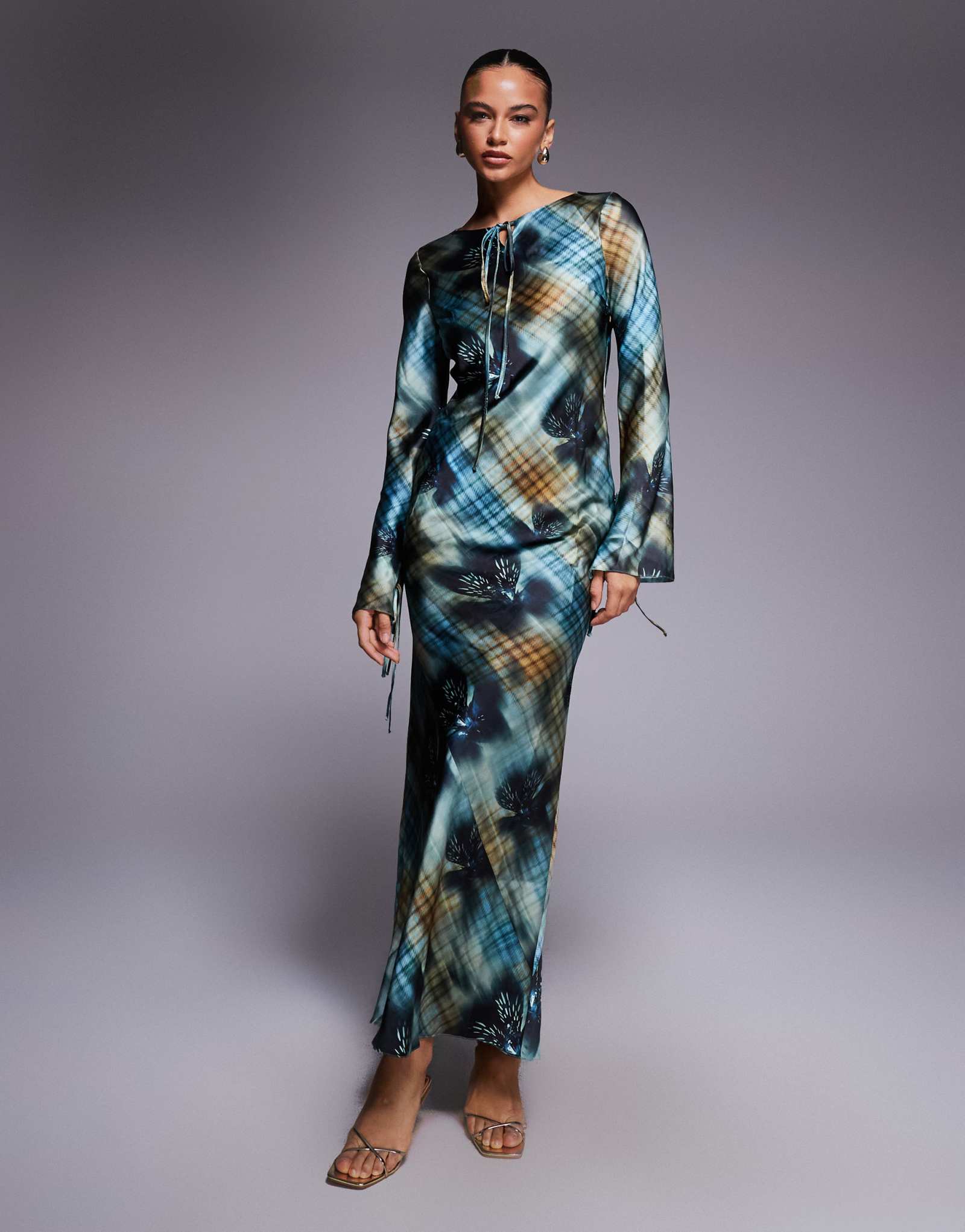 Атласное макси-платье Daska кобальтово-синего цвета с абстрактным принтом в клетку