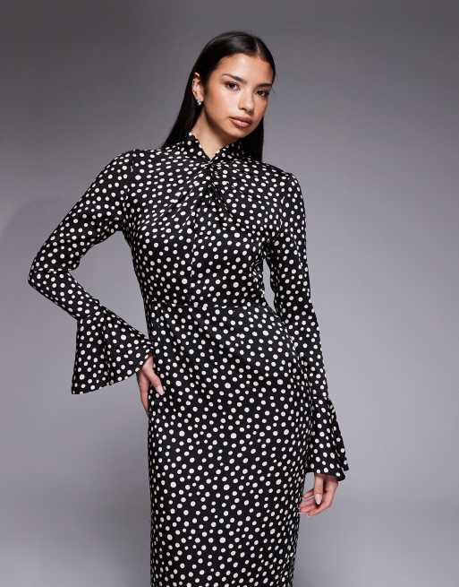 Daska – Satin-Maxikleid in Schwarz mit Polka Dots, Knotendetail und ausgestellten Ärmeln, 4 von 4