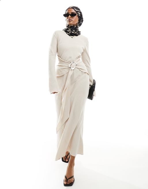 Daska - Vestito lungo a maniche lunghe color crema con fondo svasato e cintura 