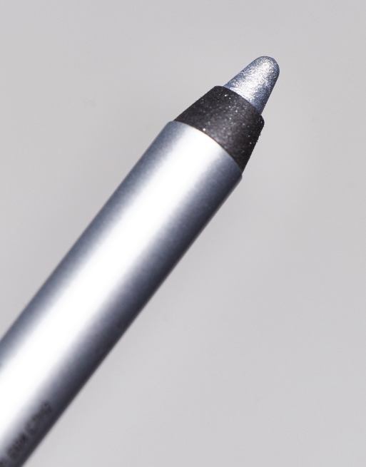 Delineador de ojos plateado Streamline Waterline de Revolution, 4 de 4
