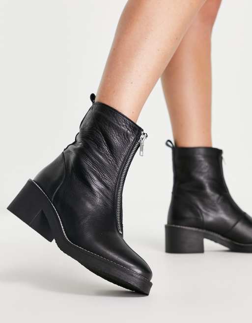 DEPP – Svarta boots i läder med dragkedjor framtill