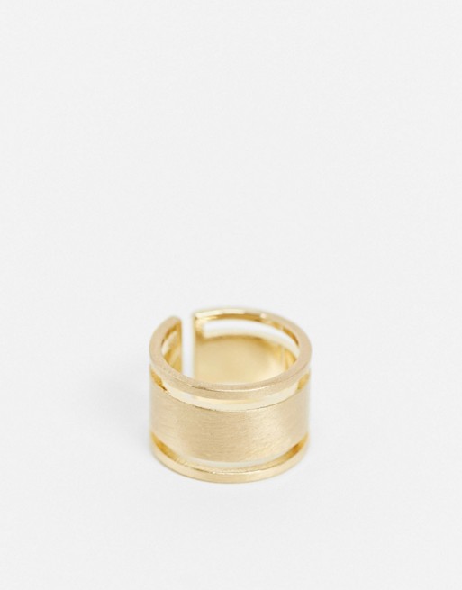 DesignB band ring in gold with cut out detail
