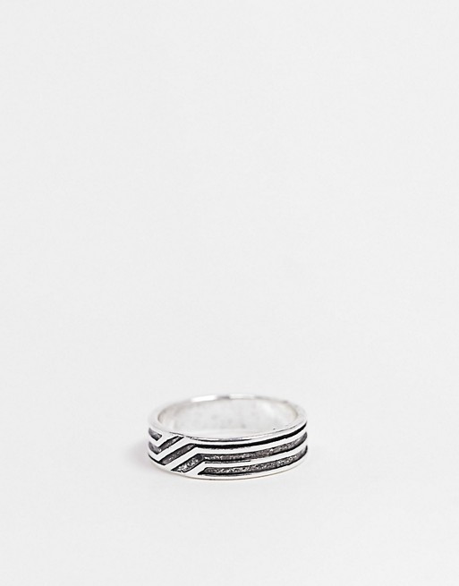 DesignB band ring in silver with linear engravings