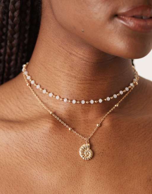 DesignB - Collana multifilo in perline e con catenina color oro con ciondolo a conchiglia