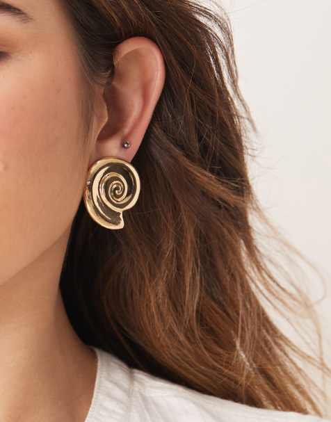 DesignB – Guldfärgade stiftörhängen med spiraldesign - view 1