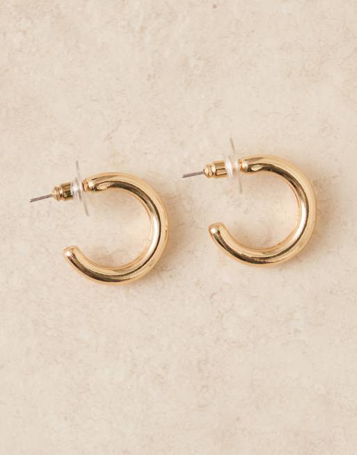 DesignB London 25mm chunky hoop earrings in gold, 2 of 3