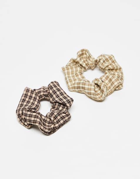 DesignB London – 2er-Pack Scrunchie-Haargummis in Neutral mit Vichy-Karo - view 1
