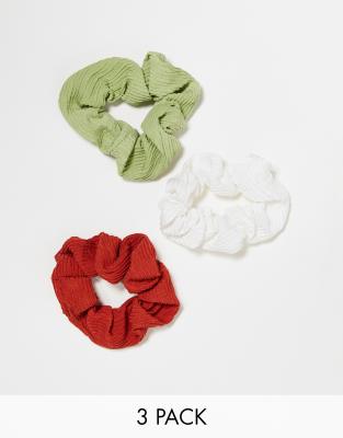 DesignB London - 3er-Pack plissierte Scrunchie-Haargummis in Grün, Rot und Weiß