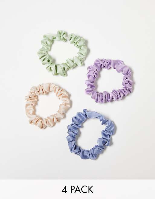DesignB London – 4er-Pack geraffte Scrunchie-Haargummis aus Satin in Pastellfarben 