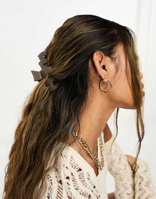 DesignB London abstract hair claw in matte brown