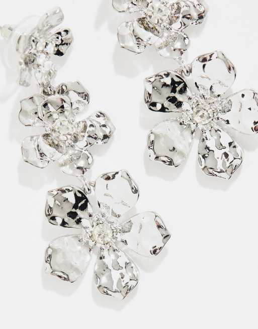 DesignB London – Auffällige, gehämmerte Blumen-Ohrringe in Silber-Optik , 2 von 4