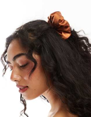 DesignB London - Bauschiger Scrunchie-Haargummi aus Satin in gebranntem Orange