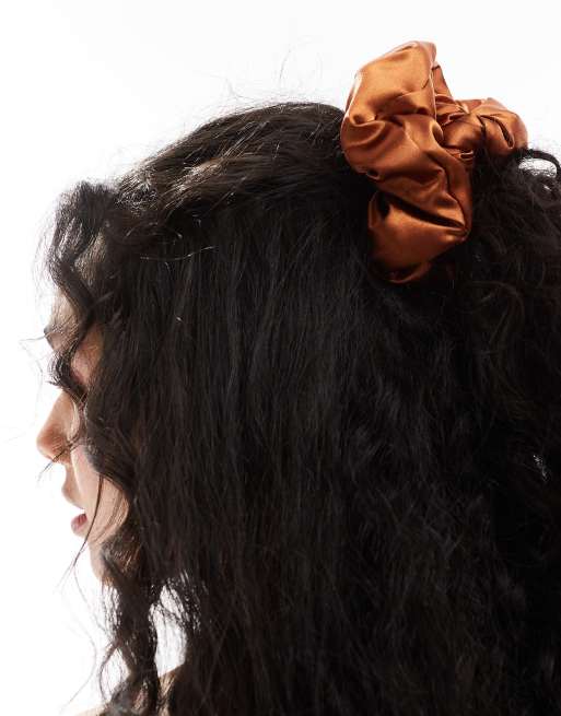 DesignB London – Bauschiger Scrunchie-Haargummi aus Satin in gebranntem Orange  , 2 von 4