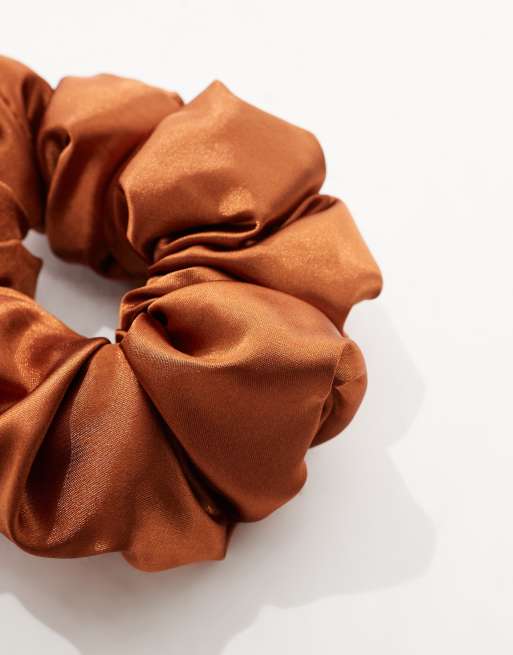 DesignB London – Bauschiger Scrunchie-Haargummi aus Satin in gebranntem Orange  , 4 von 4