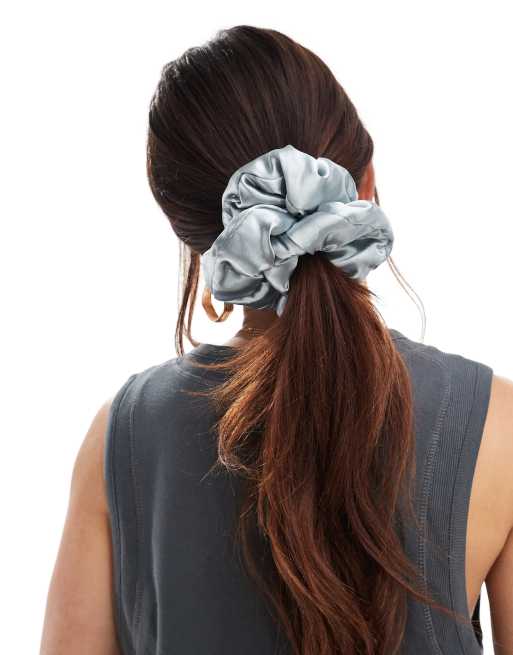 DesignB London – Bauschiger Scrunchie-Haargummi aus Satin in Silber 