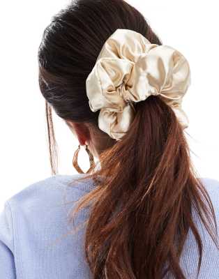 DesignB London - Bauschiger Scrunchie-Haargummi aus Satin in Zartrosa