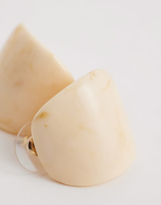 DesignB London - Beige ørestikker med marmordesign, 3 af 4