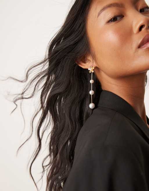 DesignB London - Bloemvormige oorhangers met pareldetail in goud