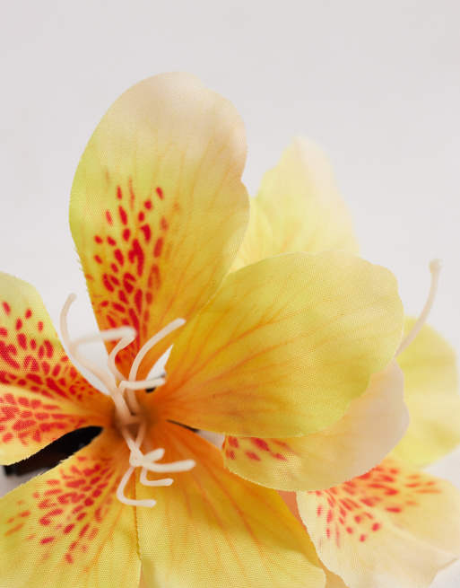 DesignB London – Blumen-Haarklammer aus Stoff in Gelb und Weiß, 2 von 3