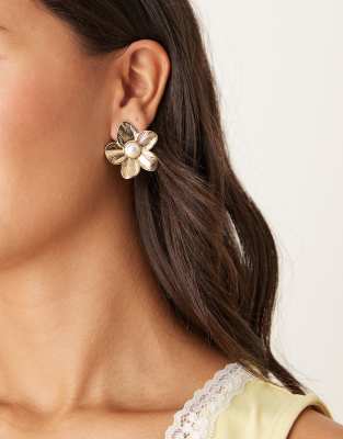 DesignB London - Blumen-Ohrstecker in Gold-Optik mit Perlenverzierung-Goldfarben