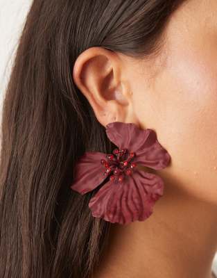 DesignB London - Blütenförmige Statement-Ohrringe aus Stoff in Burgunderrot