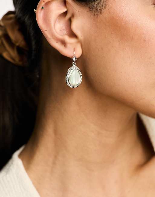 DesignB London – Boho-Hängeohrringe in Silber mit minzfarbenem Steinbesatz