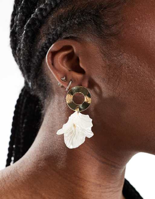 DesignB London - Boucles d'oreilles à pendant texturé avec pétales effet nacre - Doré 