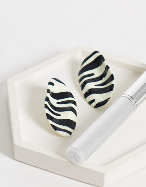 DesignB London boucles d'oreilles clous en émail à imprimé zèbre, 3 de 5