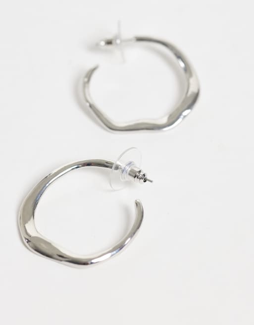 DesignB London boucles d'oreilles créoles sculptées argentées, 3 de 4